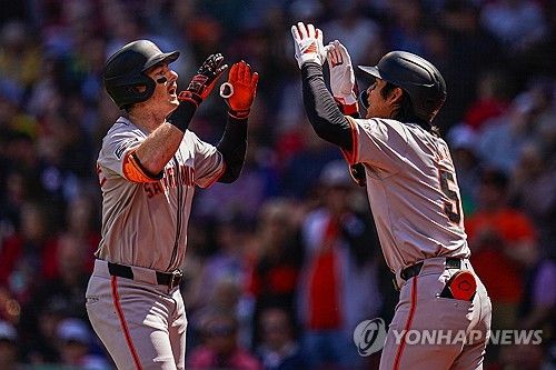 보스턴전에서 홈런을 치고 이정후(오른쪽)의 축하를 받는 마이크 야스트렘스키