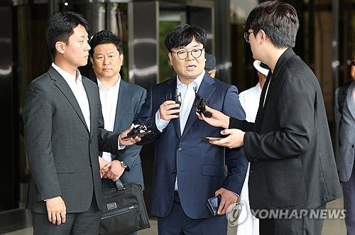 질문에 답하는 이명수 기자