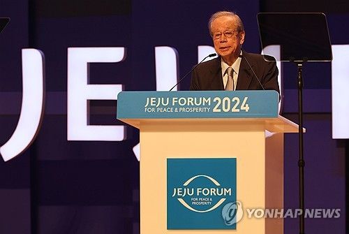 기조연설 하는 후쿠다 야스오 전 총리