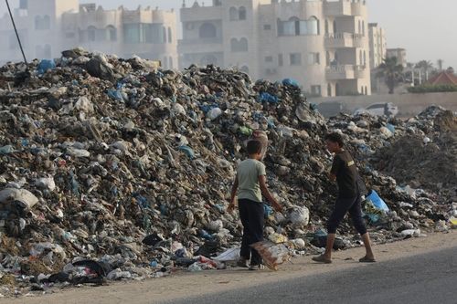 가자지구에 쌓여 있는 쓰레기 더미 [유엔 팔레스타인 난민보호기구(UNRWA) 제공. 재배포 및 DB 금지]