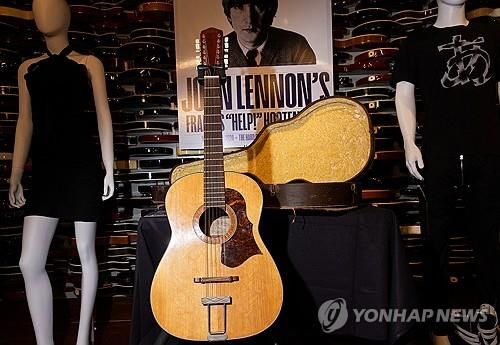 존 레넌이 앨범 '헬프!' 녹음과 동명의 영화 촬영 때 쓰던 기타