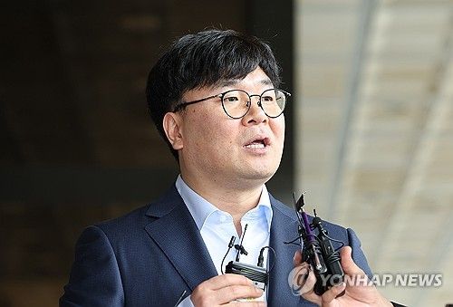 취재진 질문에 답하는 이명수 기자