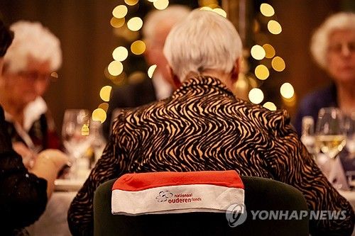 크리스마스 함께 보내는 노인들