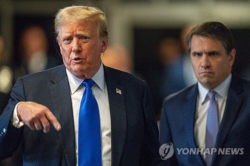 뉴욕 법원에 나온 도널드 트럼프 전 미국 대통령(왼쪽)