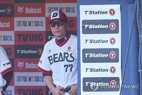 경기 지켜보는 이승엽 감독