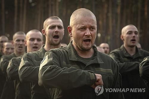 2023년 9월 키이우 인근에서 훈련을 마친 우크라이나 신병들 [AP 연합뉴스] 