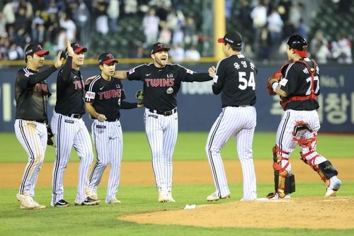 두산을 제압한 LG 선수단의 승리 하이파이브