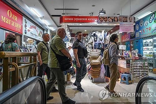 지난 13일 중국 베이징 쇼핑가에서 러시아 상품을 쇼핑하는 사람들[AFP 연합뉴스 자료사진. 재판매 및 DB 금지]