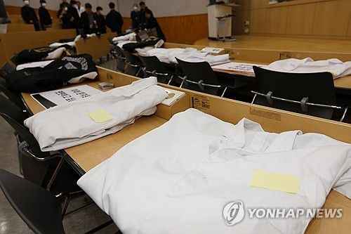 텅빈 강의실에 의사가운
