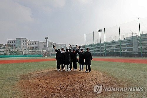 야구장 마운드에서 마지막 인사