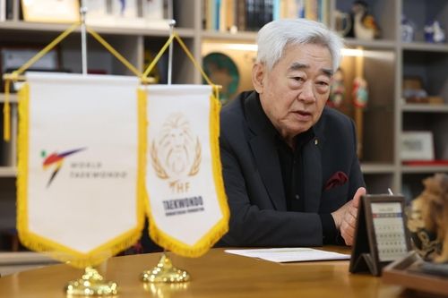 인터뷰하는 조정원 WT 총재