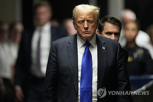 법정 나서는 도널드 트럼프 전 대통령
