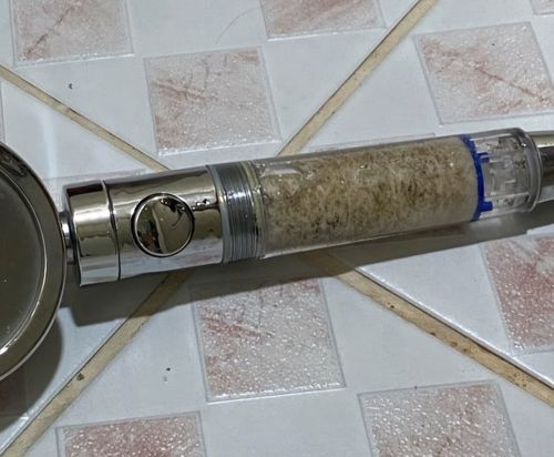 황갈색으로 변한 샤워기 필터