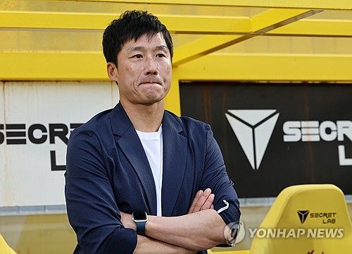 그라운드 바라보는 이정효 감독