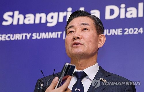 샹그릴라 대화 참석 중인 신원식 장관, 취재진과 질의응답