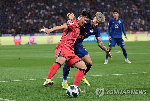 이 악물고 공 다투는 손흥민