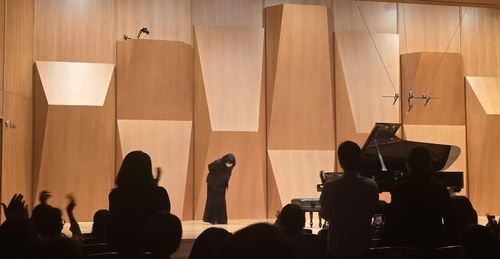 관객들의 기립박수에 인사하는 비르살라제