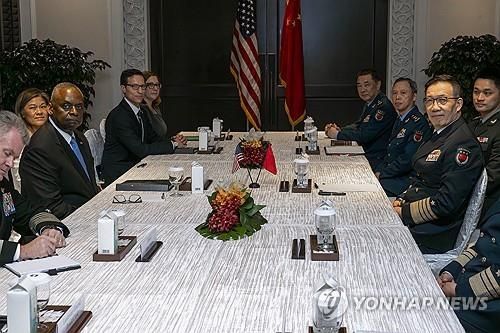 31일 회담하는 로이드 오스틴 미국방장관(왼쪽 2번째)와 둥쥔 중국방부장(오른쪽)
