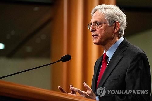 기자회견하는 미 법무부 장관