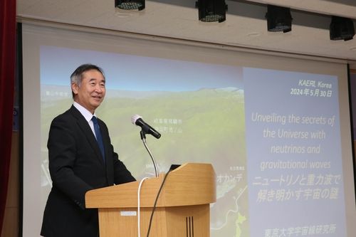 강연하는 카지타 타카아키 교수