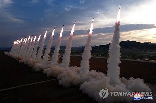 김정은, 초대형방사포 동원 '위력시위' 직접 지도