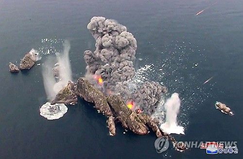 김정은,초대형방사포 동원 '위력시위' 직접 지도