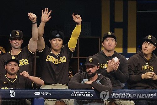 경기 지켜보는 김하성과 고우석