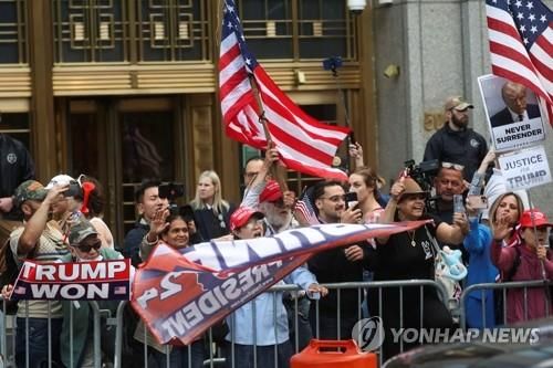 성조기 흔드는 트럼프 지지자들
