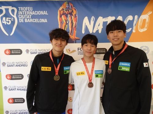 마레 노스트럼에서 금메달을 획득한 김우민, 김민섭, 이주호