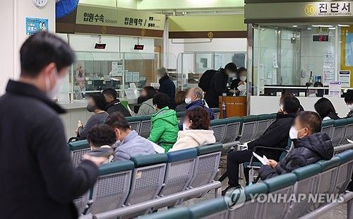 접수 대기하는 내원객들