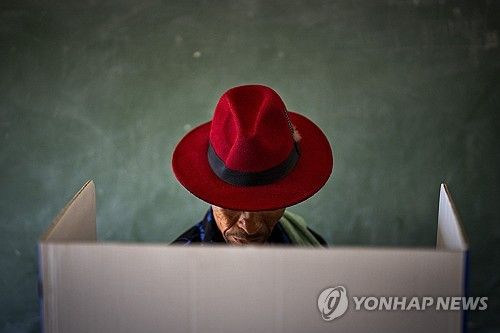 투표하는 남아공 유권자