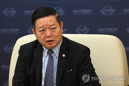 인터뷰 하는 까으 끔 후은 아세안 사무총장