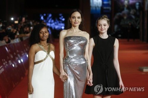 2021년 10월 '이터널스' 시사회에 참석한 앤젤리나 졸리(가운데)와 딸 자하라(왼쪽), 샤일로(오른쪽)