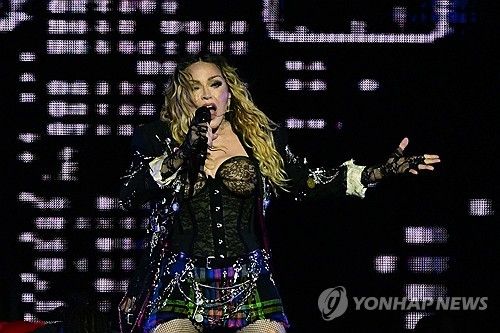 지난 4일(현지시간) 브라질에서 공연하는 마돈나