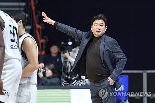 지시하는 김승기 감독