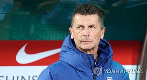 경기 시작 기다리는 콜린 벨 감독