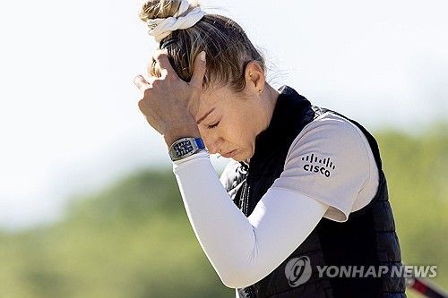 12번 홀 퍼트를 마치고 아쉬워하는 코르다