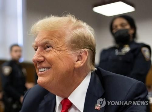 뉴욕 재판정서 활짝 웃는 트럼프