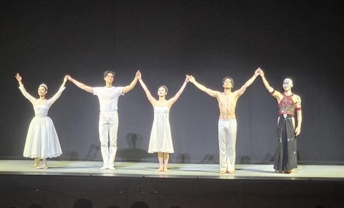 3일 공연을 마친 후 무대인사를 하는 발레 '인어공주' 출연진