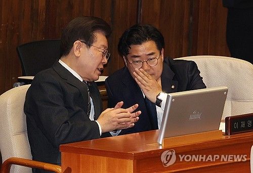 대화하는 이재명 대표와 박찬대 의원