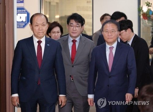 기자회견장 들어서는 황우여 비대위원장