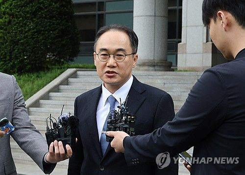 기자 질문에 답하는 이원석 검찰총장