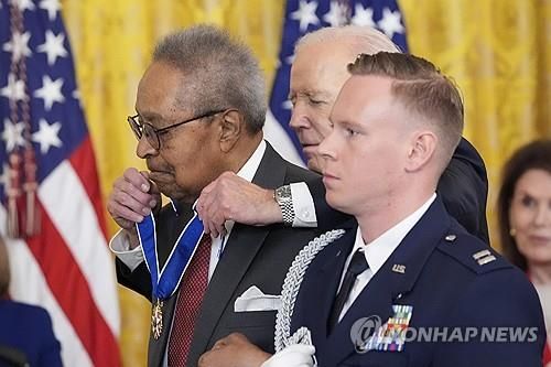 자유의 메달 받는 민권운동가 클래런스 존스