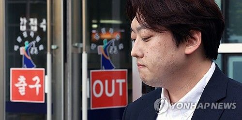 질문 듣는 박단 대전협 비대위원장