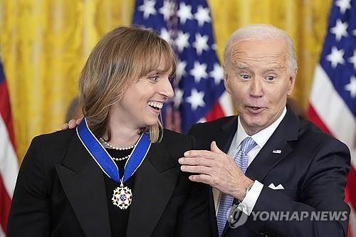 수영스타 러데키에게 메달 걸어준뒤 발언하는 바이든