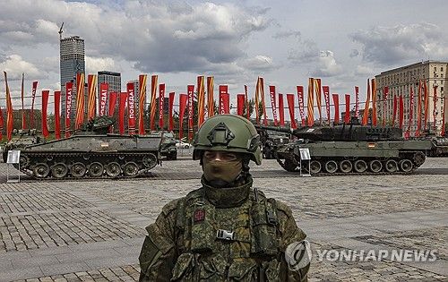 모스크바에서 열린 전리품 전시회 준비하는 러시아 군인