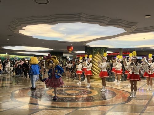 롯데월드 입장을 알리는 퍼레이드 