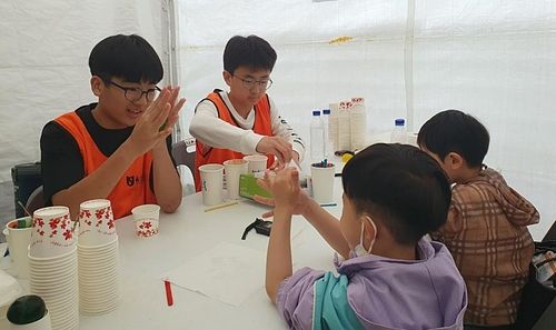 5일 오후 울산과학관에서 열린 '울산 과학싹잔치' 체험 부스를 방문한 어린이들이 '탱탱볼' 만들기 체험을 하고 있다.[촬영 허광무]