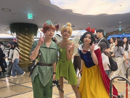 디즈니 등장인물 복장을 하고 롯데월드를 찾은 이승현(25·가운데)씨와 친구들