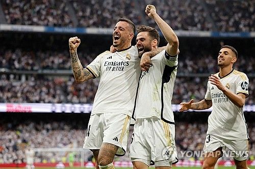 카디스와의 경기에서 호셀루의 세 번째 골에 기뻐하는 레알 마드리드 선수들